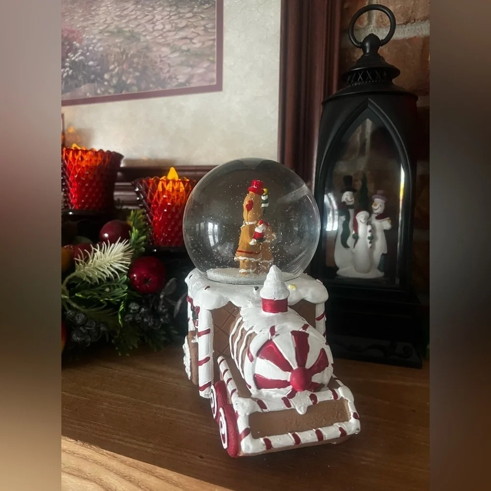 ❤️ Gingerbread Man Christmas Cookie Train Musical Snow globe